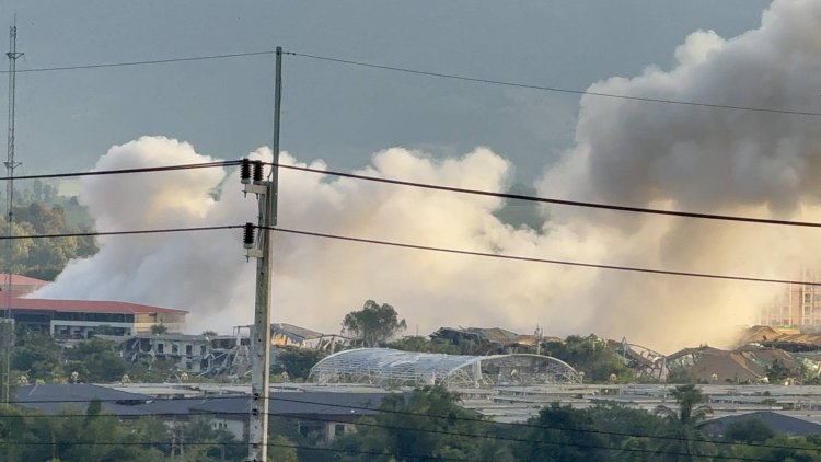 ทหารเมียนมาลุยถล่มอาคารโรงแรมใหญ่ 5 ชั้นฐานทัพสแกมเมอร์ เอียงใกล้ถล่มลงมา