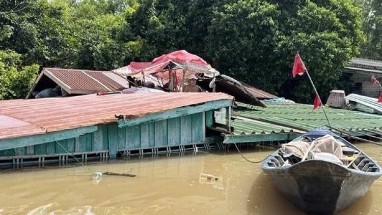 ไม่หนี ห่วงทรัพย์สิน คุณตาวัย 70 สู้ชีวิต นอนบนหลังคาบ้านกลางน้ำท่วม 4 เดือน