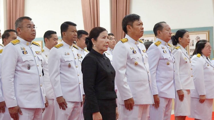 ศรีสะเกษจัดพิธีวางพานพุ่มดอกไม้สดเนื่องในวันพระบิดาแห่งฝนหลวง