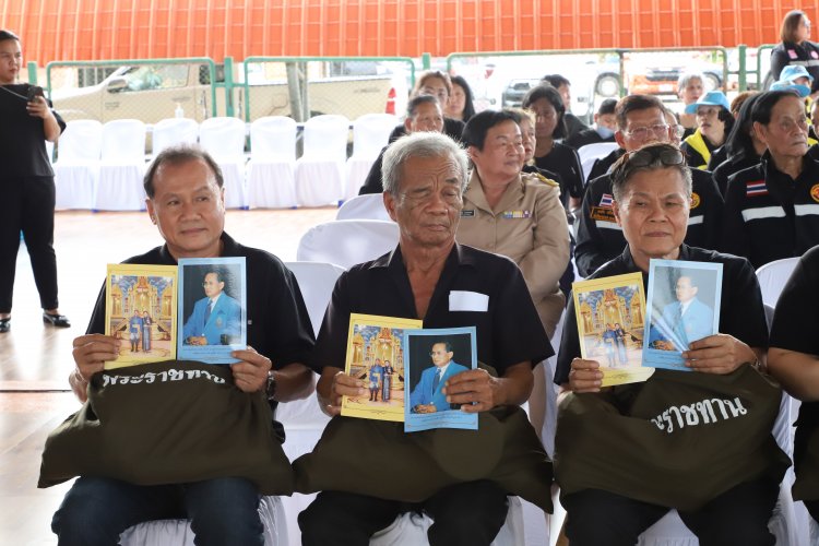 มอบสิ่งของพระราชทาน ช่วยเหลือบรรเทาทุกข์ผู้ประสบอัคคีภัย 15 ครัวเรือนปทุมธานี