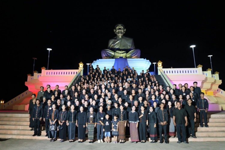 ผู้ว่าฯ ศรีสะเกษ นำพสกนิกรไพรบึง บำเพ็ญกุศลถวายอาลัยพระพันปีหลวง