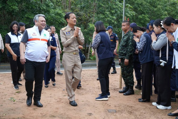 ศรีสะเกษนำส่วนราชการและฝ่ายท้องที่ท้องถิ่นให้กำลังใจครอบครัวทหารเหยียบกับระเบิด