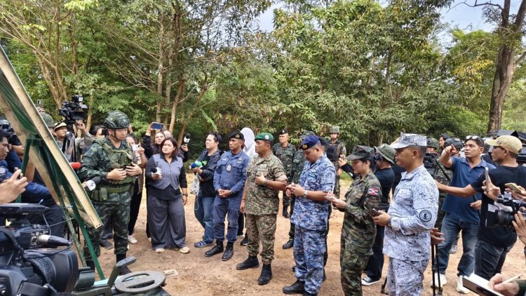 กองกำลังทหารที่12 นำคณะ AOT เข้าพื้นที่ชายแดน เขาพระวิหาร ที่ตรวจทุ่นระเบิด