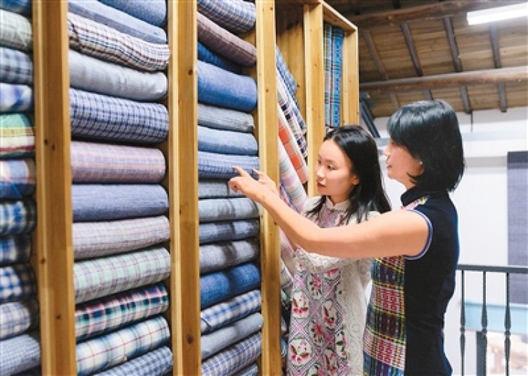 คนรุ่นใหม่สืบสาน ‘ผ้าทอฉงหมิง’ ปลุกมรดก 600 ปีของเซี่ยงไฮ้ให้กลับมามีชีวิตอีกครั้ง