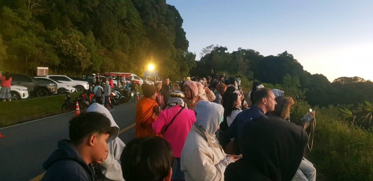 ดอยอินทนนท์สุดคึกคัก!นักท่องเที่ยวแห่สัมผัสหนาวยามเช้า