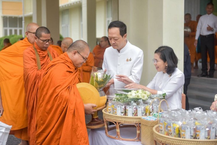 ศรีสะเกษทำบุญตักบาตรฉลองความรุ่งเรือง 243 ปี-น้อมถวายเป็นพระราชกุศลแด่พระพันปีหลวง