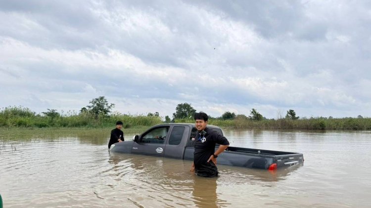 นาทีชีวิต!สาวฝืนขับรถฝ่ากระแสน้ำถูกซัดตกลงคลองต้องทุบกระจกหนีเอาชีวิตรอด