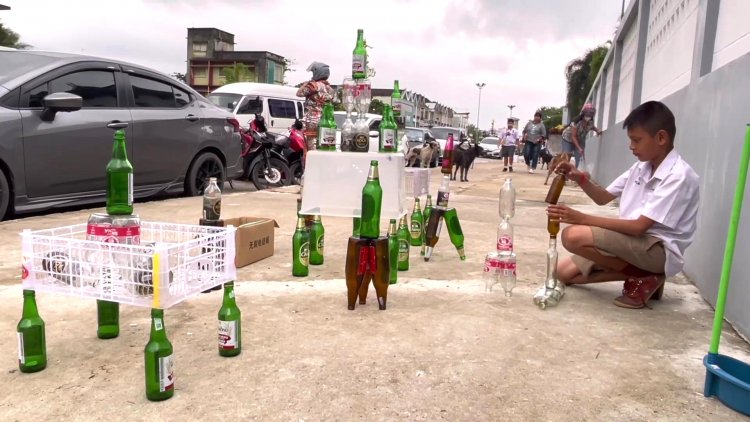 ยกย่อง 2 พี่น้องฝาแฝดแสดงโชว์เรียงขวดหารายได้เป็นทุนเล่าเรียนพิเศษ