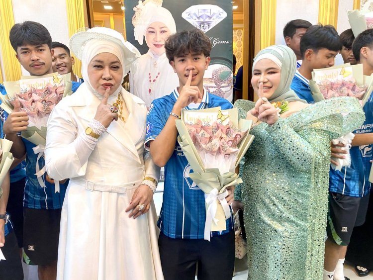 ร้านเพชร ซอบีระห์เจมส์ เปิดร้านเลี้ยงอาหารต้อนรับ ทีมฟุตบอลหมอนทองวิทยา