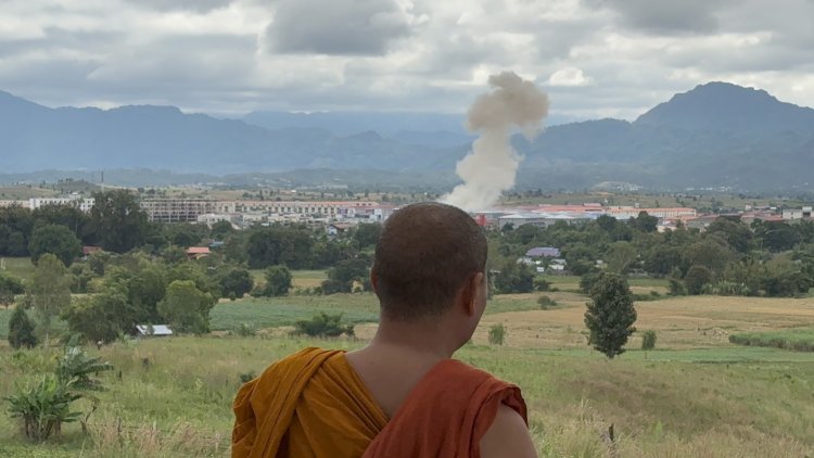 ชาวบ้าน-พระสงฆ์ อพยพหนีหลบภัยบนเนินเขาหลังทหารเมียนมาจ่อบึ้มตึกเคเคปาร์ค