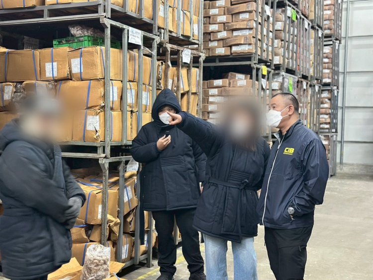 บุกค้นบริษัทย่านนนทบุรีบี้แช่แข็งเถื่อนขยายผลตีนไก่เถื่อนกว่า 200 ตัน