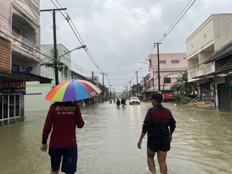 น้ำท่วมตรังลุกลาม 7 อำเภอ-เปิดประตูแม่น้ำตพร่องน้ำรังรับมวลน้ำมหึมาจากทุ่งสง