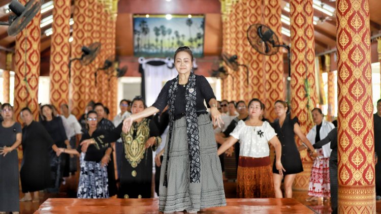 ชาวมอญปทุมฯรวมใจฝึกซ้อมรำมอญถวายความอาลัย”พระพันปีหลวง”ในงาน”วันพ่อคิดถึงแม่”