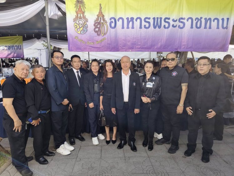 สมาคมช่างภาพสื่อมวลชนดิจิทัล นำทีม "สื่อมวลชนจิตอาสา" แจกอาหารพระราชทาน ณ ท้องสนามหลวง