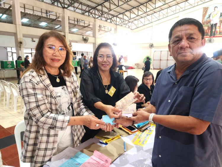 พิจิตรเลือกตั้งแบบนี้2ปีมีครั้งผู้มีสิทธิเข้าคูหารับบัตรลงคะแนนรับเงินสดทันที2,500บาทผู้ใช้สิทธิเนืองแน่น