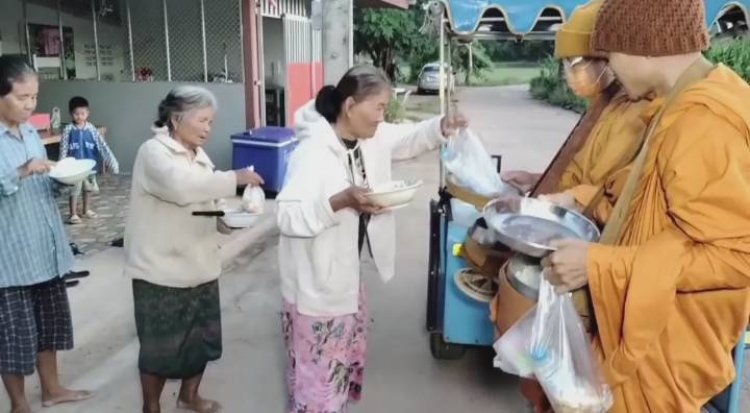 หลวงพ่อถึงกับสะดุ้ง!เลาะเขาบิณฑบาตโปรดญาติโยมฝ่าอากาศหนาวเย็น