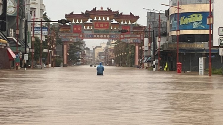 สงขลาท่วมทั้งจังหวัด เดือดร้อนกว่า 7.7 หมื่นคน ประกาศเป็นภัยพิบัติฉุกเฉิน 10 อำเภอ