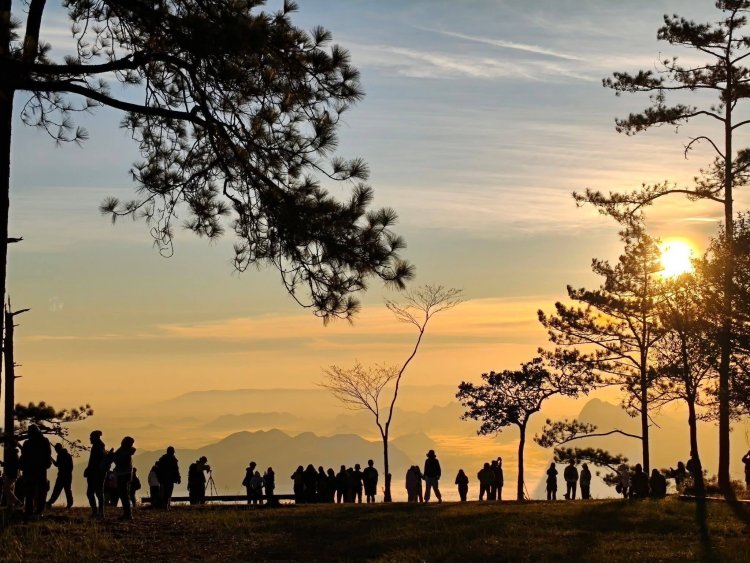 นักท่องเที่ยวแห่ชมทะเลหมอกภูกระดึง โต้ลมหนาว อุณหภูมิต่ำสุด 11.5 องศา