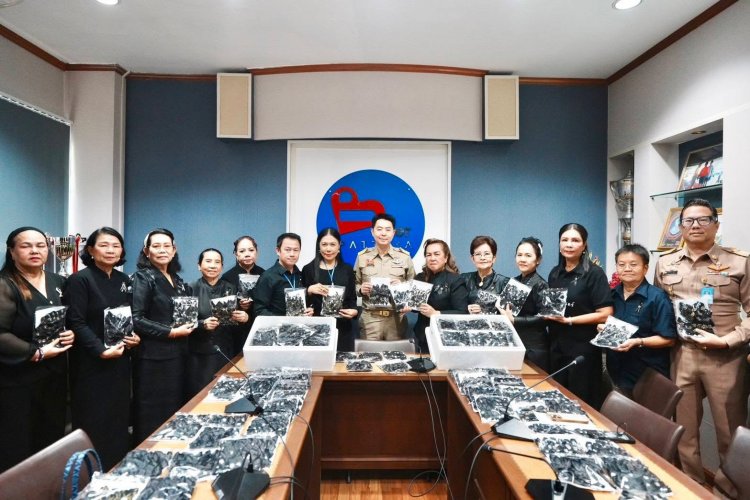 กลุ่มพัฒนาสตรีเมืองพัทยา ประดิษฐ์ริบบิ้นน้อมอาลัย 1 แสนชิ้น มอบเมืองพัทยาแจกงานพลุนานาชาติ 2568