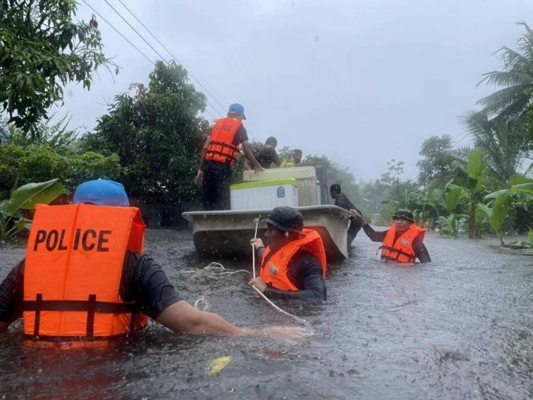 น้ำท่วมหาดใหญ่วิกฤต!ผบ.ตร.สั่งระดมกองร้อยกู้ชีพ ค่ายนเรศวร-ตร.น้ำเร่งอพยพปชช.