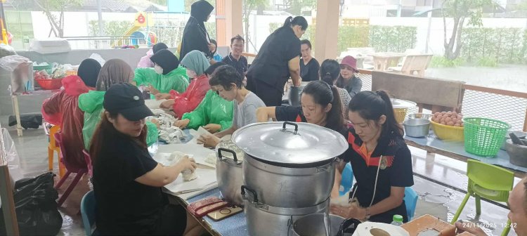 มรย. เปิดครัววันที่ 2 แจกข้าว-น้ำกว่า 900 ห่อ ซับน้ำตาเหยื่อน้ำท่วมยะลา
