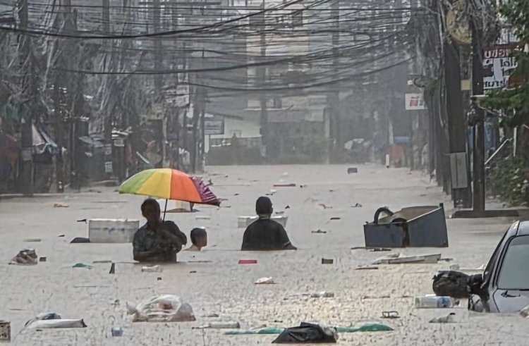 น้ำเหนือจากยะลาเอ่อล้นตลิ่งทะลักท่วมย่านเศรษฐกิจปัตตานีจมทั้งเมือง