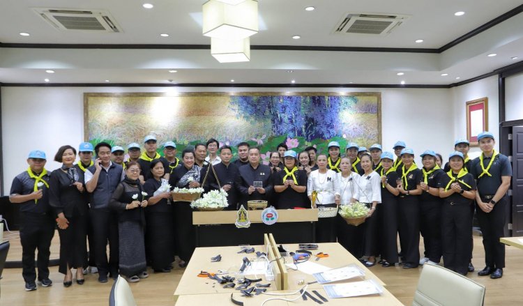 ผู้ว่าฯปทุมธานีชวนจิตอาสาทำริบบิ้นแสดงความอาลัยพระพันปีหลวง