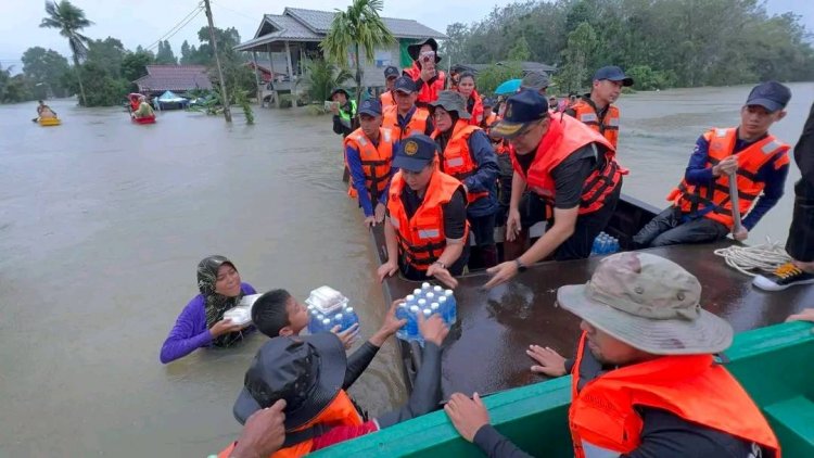 น้ำท่วม3จว.ใต้ยังวิกฤต ถนนหลายสายถูกตัดขาด "ปั๊มนราฯ-โก-ลก"น้ำมัน ใกล้หมด