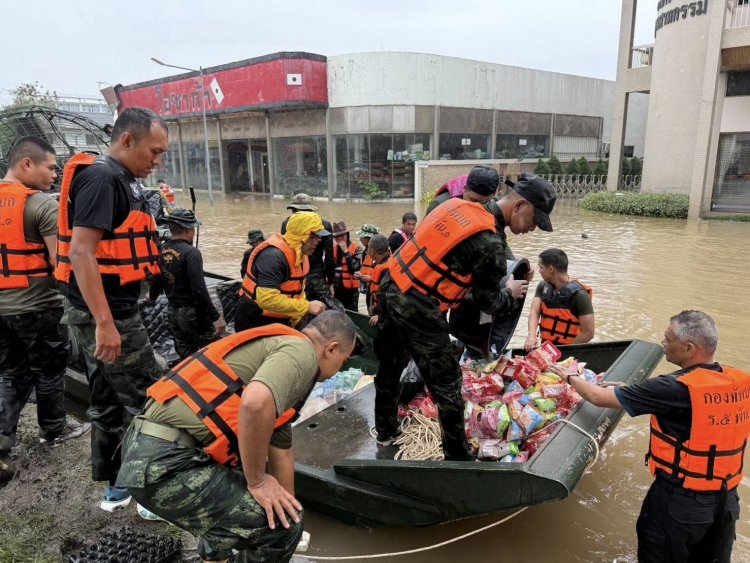 อุทกภัยหาดใหญ่น้ำเริ่มลด แต่หลายจุดน้ำไหลเชี่ยวแรง ยังเข้าช่วยเหลือไม่ได้