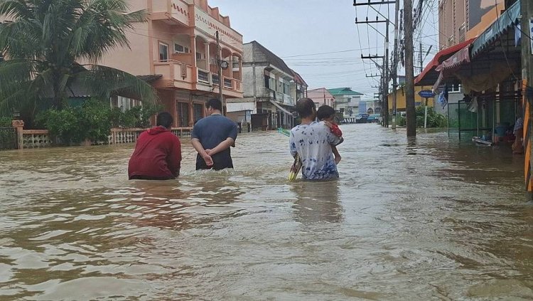 ปริมาณน้ำก้อนโตจากยะลาไหลทะลักลงแม่น้ำปัตตานีเอ่อท่วมชุมชนริมคลองสูง1-2เมตร