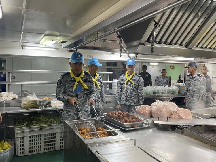 ร.ล. จักรีนฤเบศร เปิดโรงครัวพระราชทานลอยน้ำ ปรุงอาหาร 3,000 ชุด ส่ง‘ฮ.’ช่วย สงขลา