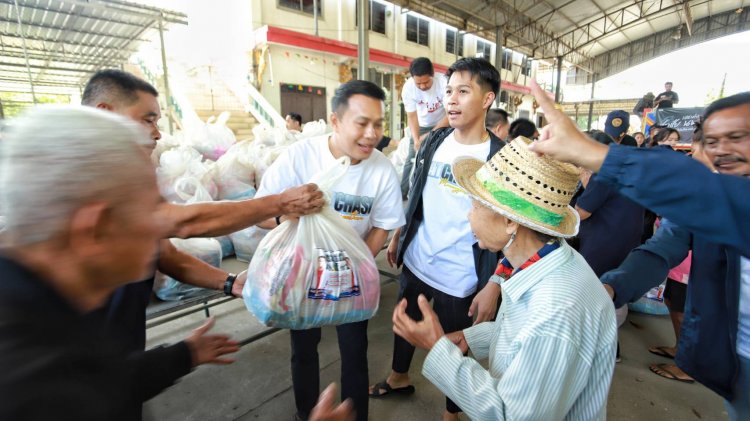 อดีตสส.”ศุภชัย” ขับรถลุยแจกถุงยังชีพช่วยเหลือบรรเทาทุกข์ชาวสามโคกปทุมฯฝั่งตะวันออก