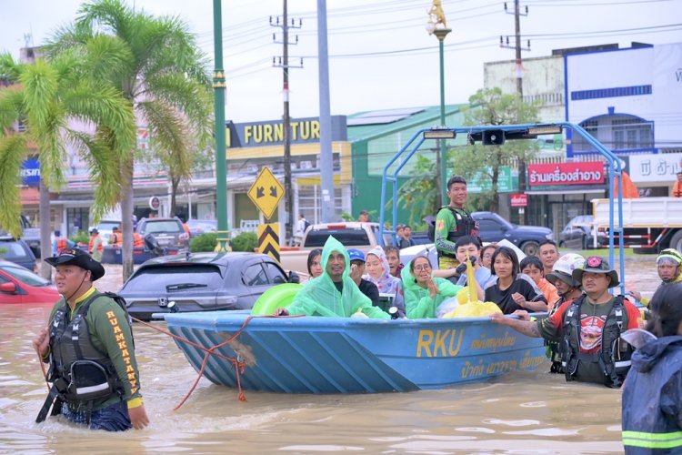 ชาวซีพีเอฟ ระดมสรรพกำลัง ฝ่าน้ำช่วยพี่น้องชาวใต้