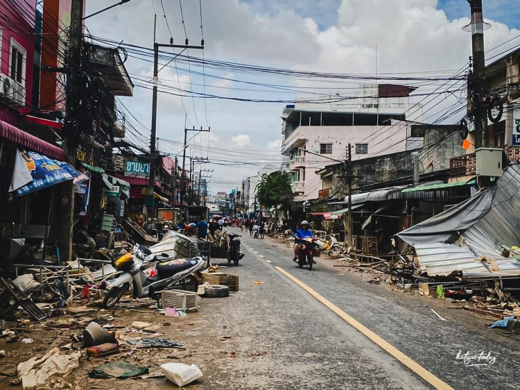 ย่านเศรษฐกิจหาดใหญ่พังพินาศหลังน้ำลดขยะเกลื่อน-รถจมน้ำจอดเสียทั้งเมือง