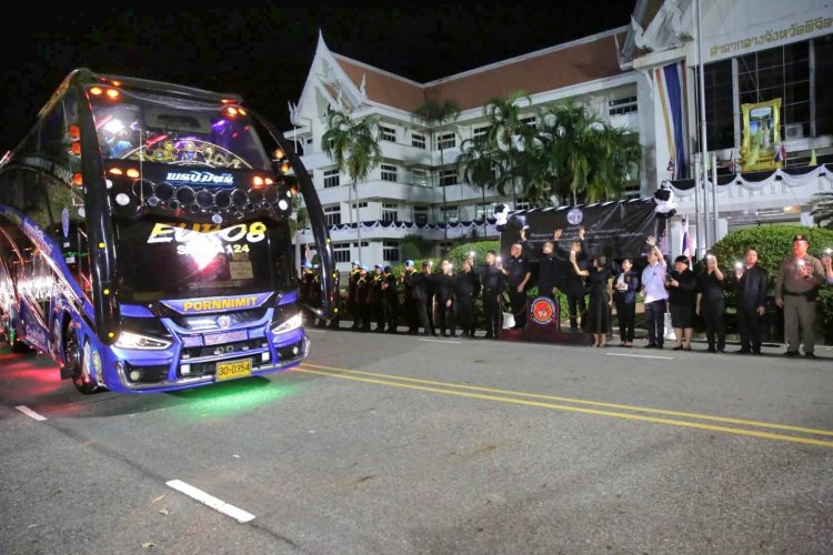 พสกนิกรพิจิตรเดินทางกราบถวายบังคมพระบรมศพ "พระพันปีหลวง"ณ พระที่นั่งดุสิตมหาปราสาท