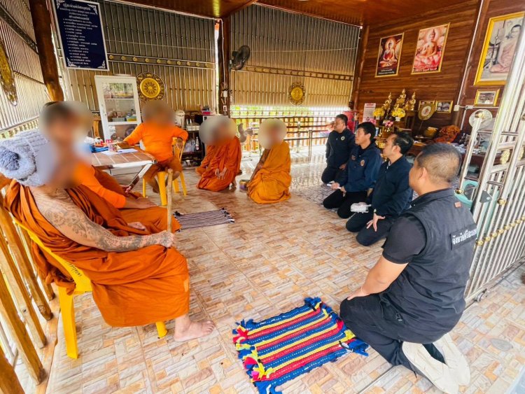 ป.ป.ส.บุกตรวจวัดอุทุมพรพิสัยพบพระฉี่ม่วง 3-ครอบครองปืน 1 รูป ก่อนจับสึกดำเนินคดี