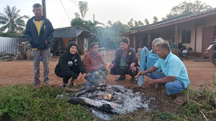 หนาวเย็นยะเยือกติดต่อกัน 3 วัน ชาวกบินทร์บุรีก่อไฟผิงอบอุ่นร่างกายยามเช้า