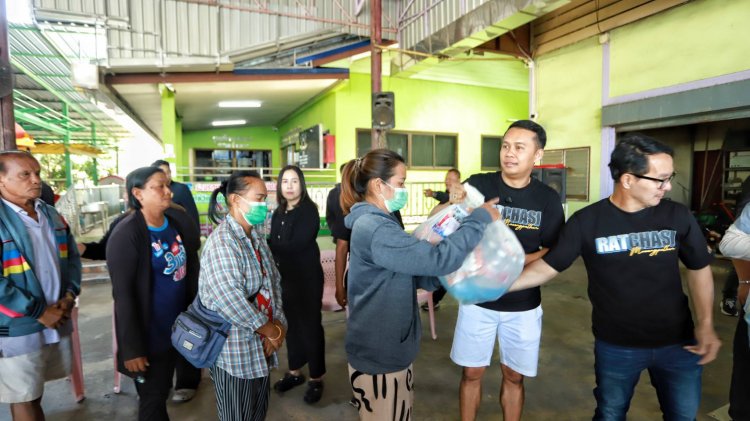 "เต๋า-ศุภชัย"ลุยแจกถุงยังชีพต่อเนื่อง บรรเทาทุกข์ชาวสามโคก หลังแช่น้ำนานกว่า 3 เดือน