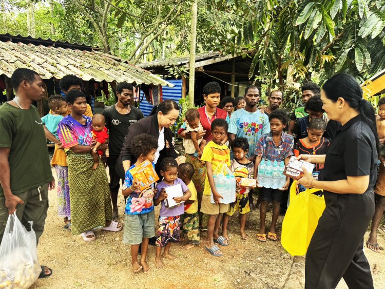 ฝนตกหนักชาวมันนิไม่ทนต้องอพยพครอบครัวลงมาจากเทือกเขาบรรทัด เพื่อคามปลอดภัย