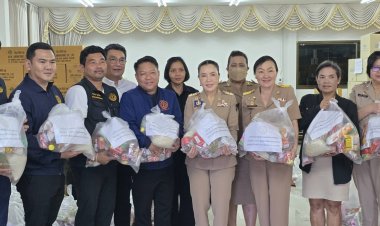 นายก.หน่อย อบจ.โคราช ผนึกกำลังเจ้าหน้าที่ มอบถุงน้ำใจ 500 ชุด ช่วยผู้ประสบอุทกภัยพัทลุง