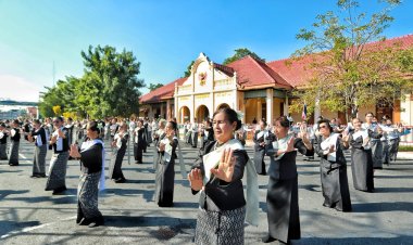 ชาวปทุมฯเชื้อสายรามัญรำมอญถวายความอาลัย “พระพันปีหลวง”