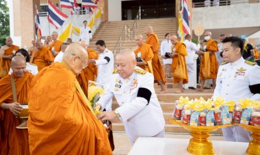 ปราจีนฯนำพระสงฆ์89 รูปที่อุปสมบทหมู่ถวายพระราชกุศลแม่แห่งชาติมาตักบาตรถวายให้พ่อแห่งชาติ