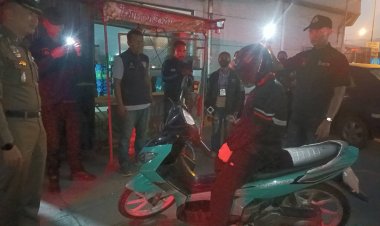 ตำรวจรวบโจรใช้ปืนปลอมตะเวนชิงทรัพย์เซเว่นฯปราจีนฯ2คืน4แห่งรวด