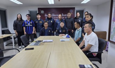 ตำรวจรวบ 2 หนุ่มแจกเสื้อ-หมวก แฝงชวนเล่นพนัน อ้างเชียร์บอลซีเกมส์