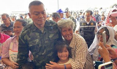 แม่ทัพกุ้งลงพื้นที่ให้กำลังใจผู้อพยพศูนย์พักพิงบุรีรัมย์