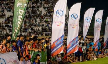 สนามแทบแตก!!! กำแพงเพชจัด"บอลเยาวชน" ดึงหมอนทองเตะ แฟนแห่ชมตรึม