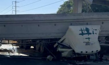 สลด!สะพานลอยหน้าตลาดนำชัย ถล่มทับรถพังยับกลางถนน มีคนเจ็บติดภายใน