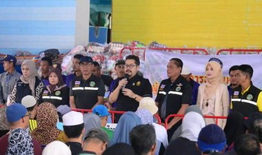 นายกฯโป่งเร่งแจกถุงยังชีพแก่ผู้ประสบอุทกภัยอย่างเร่งด่วนหลังนราธิวาสน้ำลด