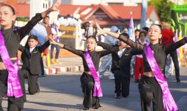 ชัยภูมิอมยิ้ม! ขบวนพาเหรด 'จงเจริญเกมส์'เมื่อครู-ผู้ปกครองรับบท 'พี่เลี้ยงนางงาม' จับปูใส่กระด้งสร้างสีสันทั่วเมือง