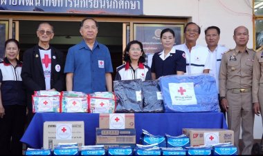 สภากาชาดไทย–เหล่ากาชาดศรีสะเกษ ลงพื้นที่กันทรลักษ์ มอบถุงยังชีพ เติมกำลังใจผู้อพยพชายแดนไทย–กัมพูชา